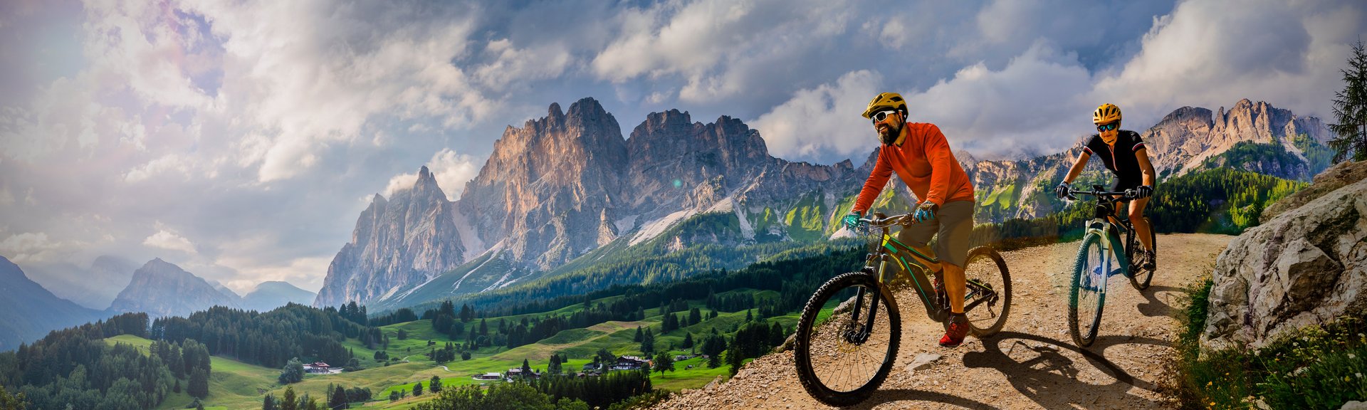 E-Mountainbiker auf Gebirgstrail