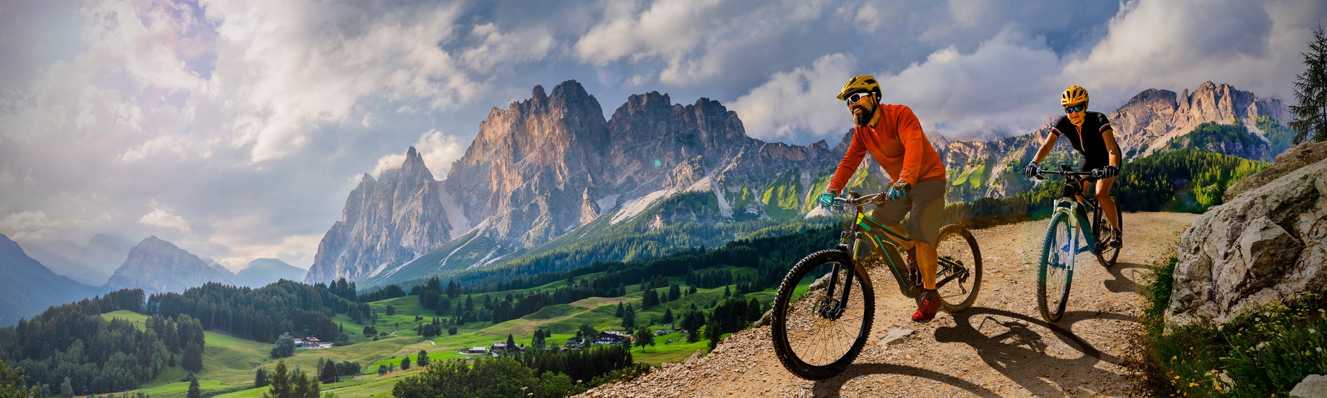 E-Bike leasen E-Mountainbiker auf Gebirgstrail