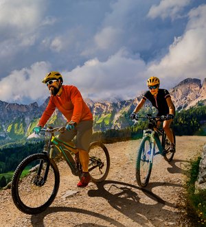 E-Mountainbiker auf Gebirgstrail