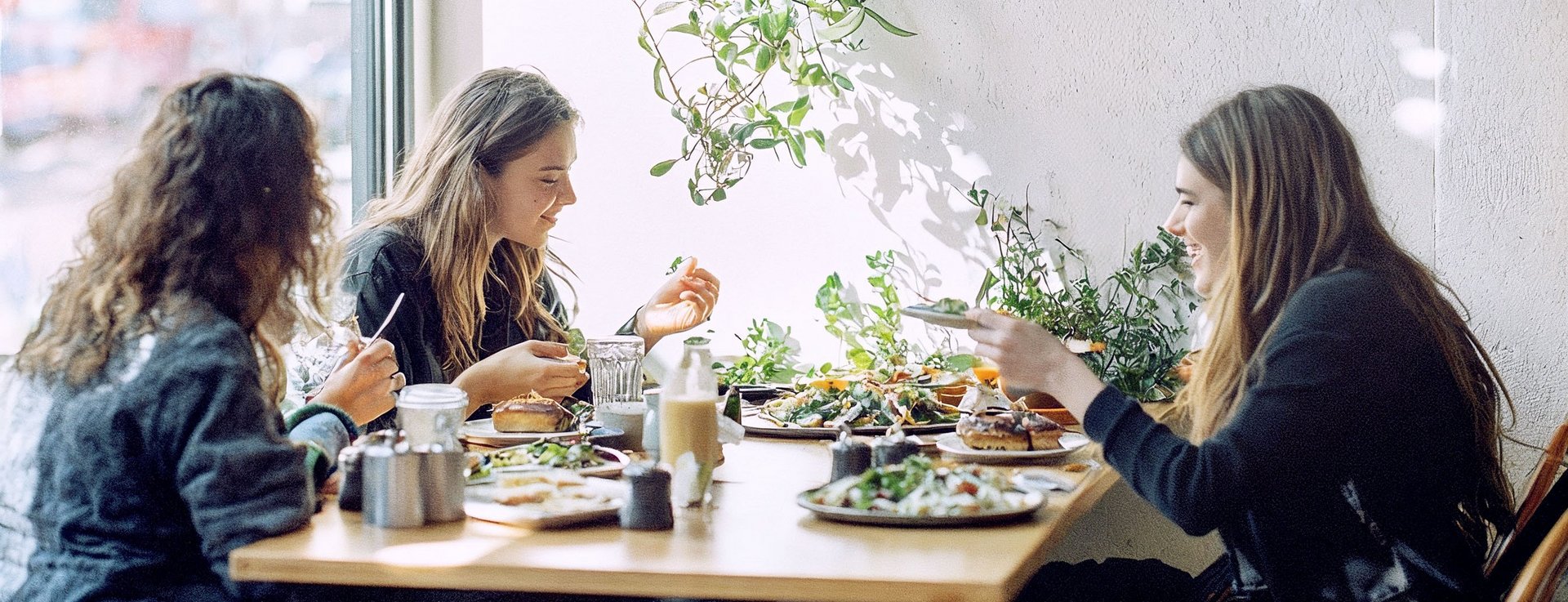 3 Frauen beim Mittagessen