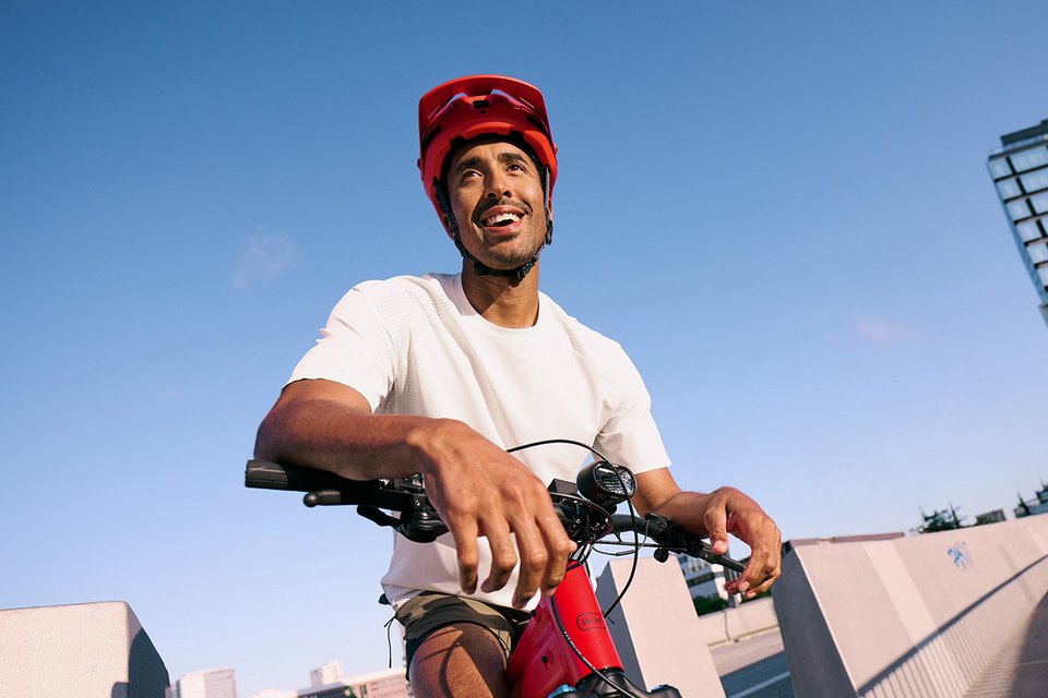 Mann lehnt sich auf Mountainbike-Lenker in städtischer Umgebung