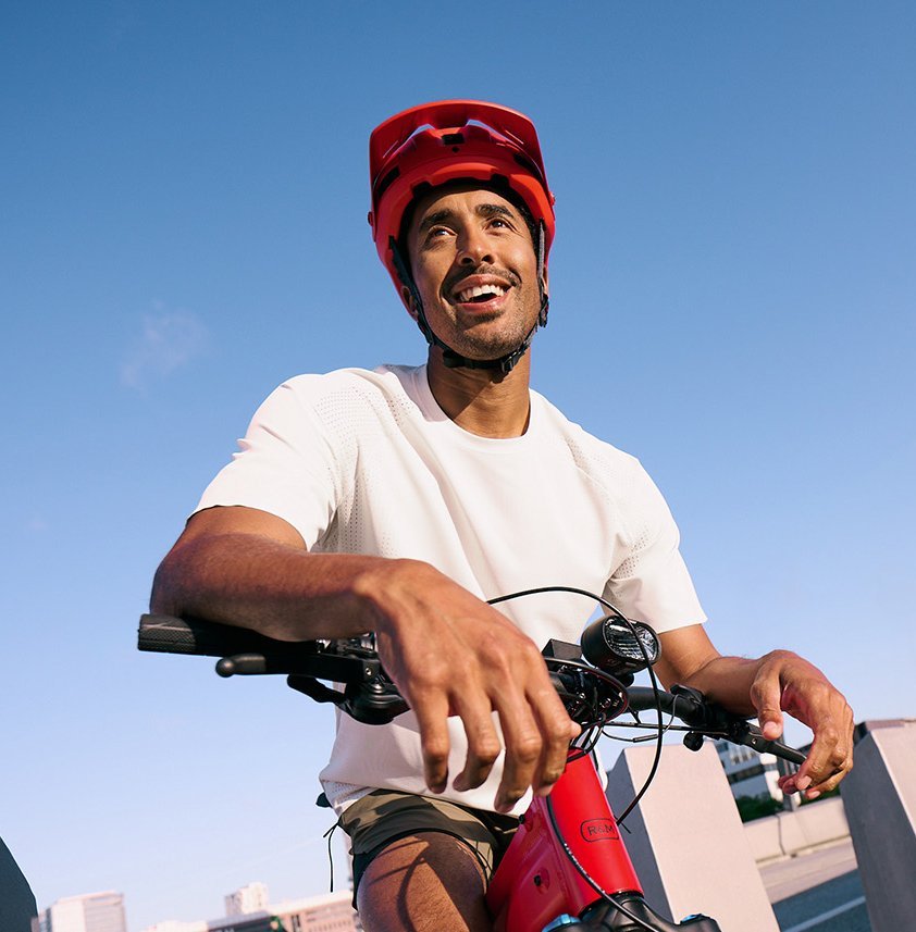 Mann lehnt sich auf Mountainbike-Lenker in städtischer Umgebung