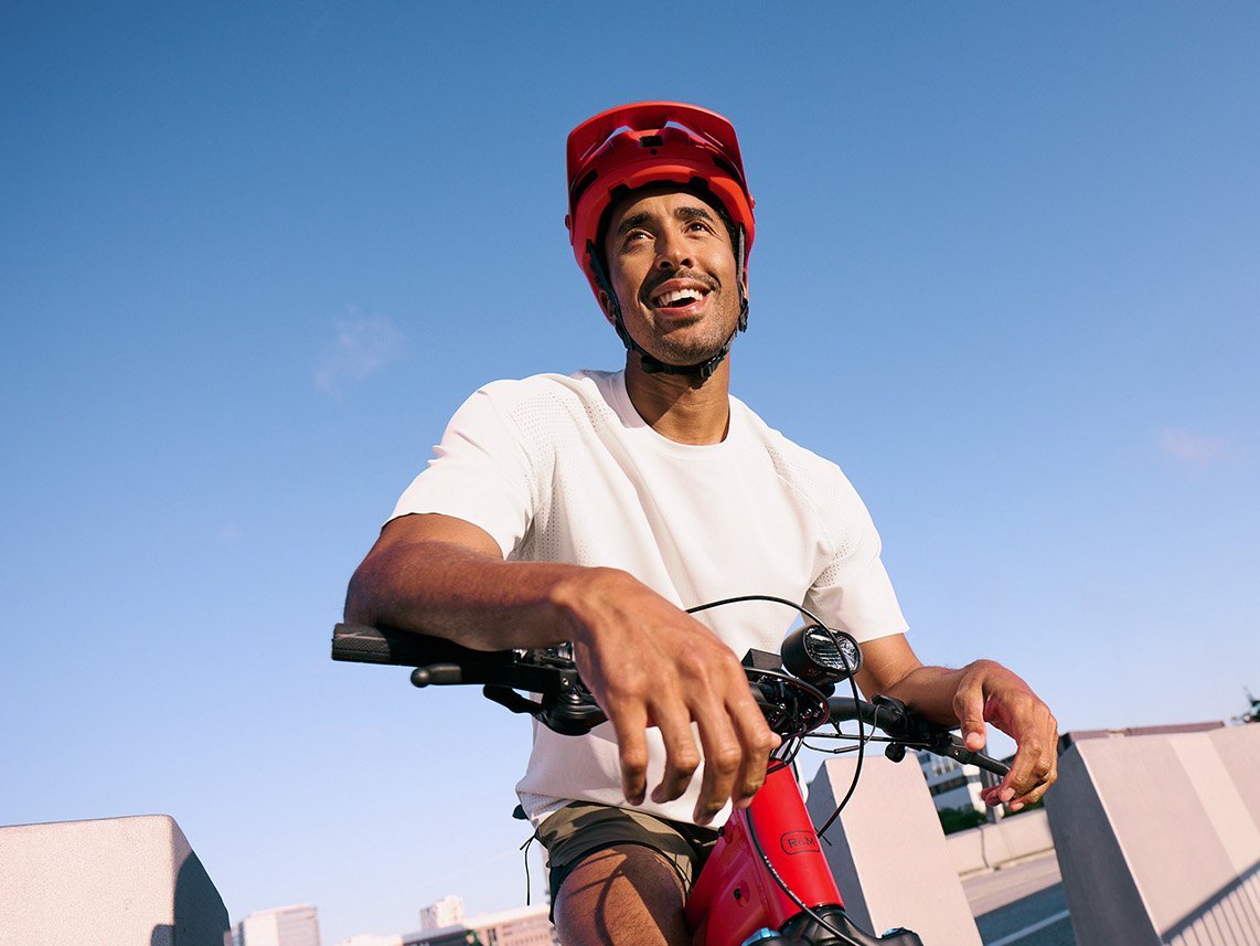 Mann lehnt sich auf Mountainbike-Lenker in städtischer Umgebung