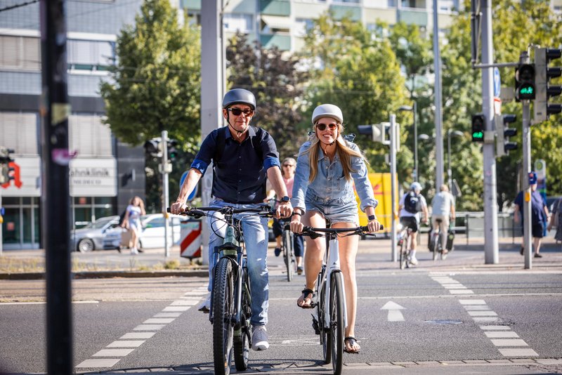 Mann und Frau auf Diensträdern in Leipzig